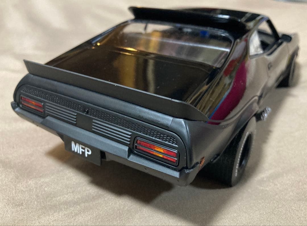 1/18　マッドマックス　V8インターセプター　グリーンライト　①