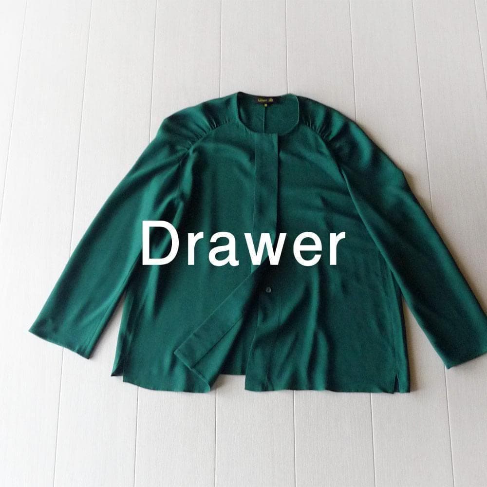 美品 ドゥロワー 7,7万円 シルクのノーカラーブラウス グリーン Drawer