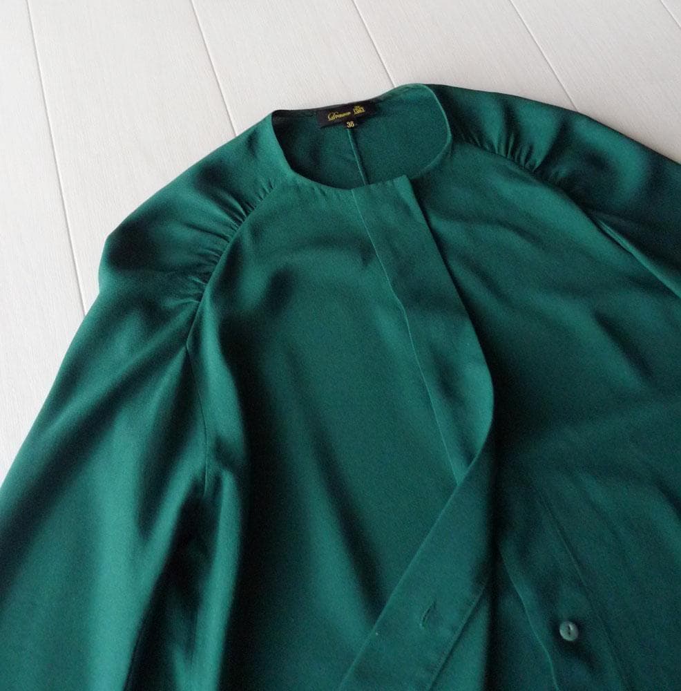 美品 ドゥロワー 7,7万円 シルクのノーカラーブラウス グリーン Drawer