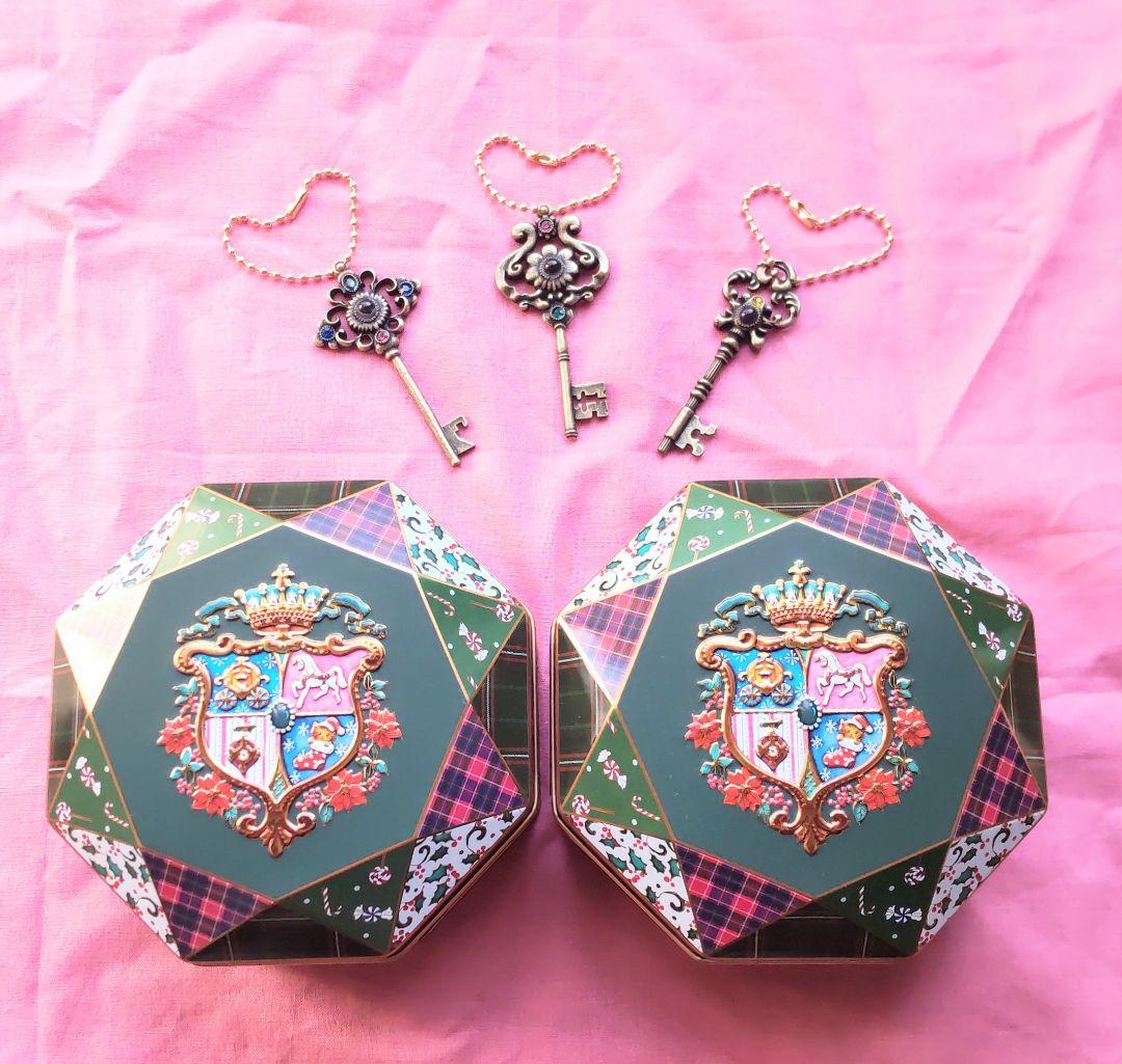 専用　新宿伊勢丹　青山デカーボ　エンブレム缶2点　鍵チャーム付き