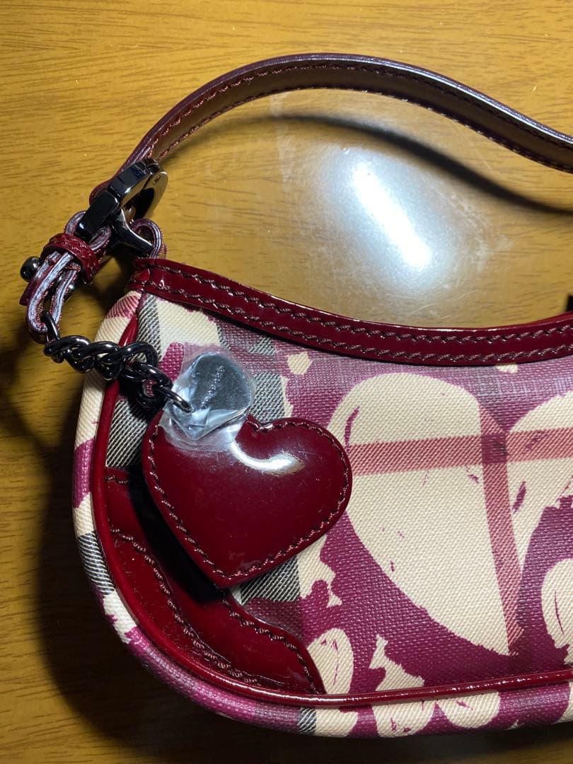 BURBERRY ハンドバッグ ハート型チャーム付き