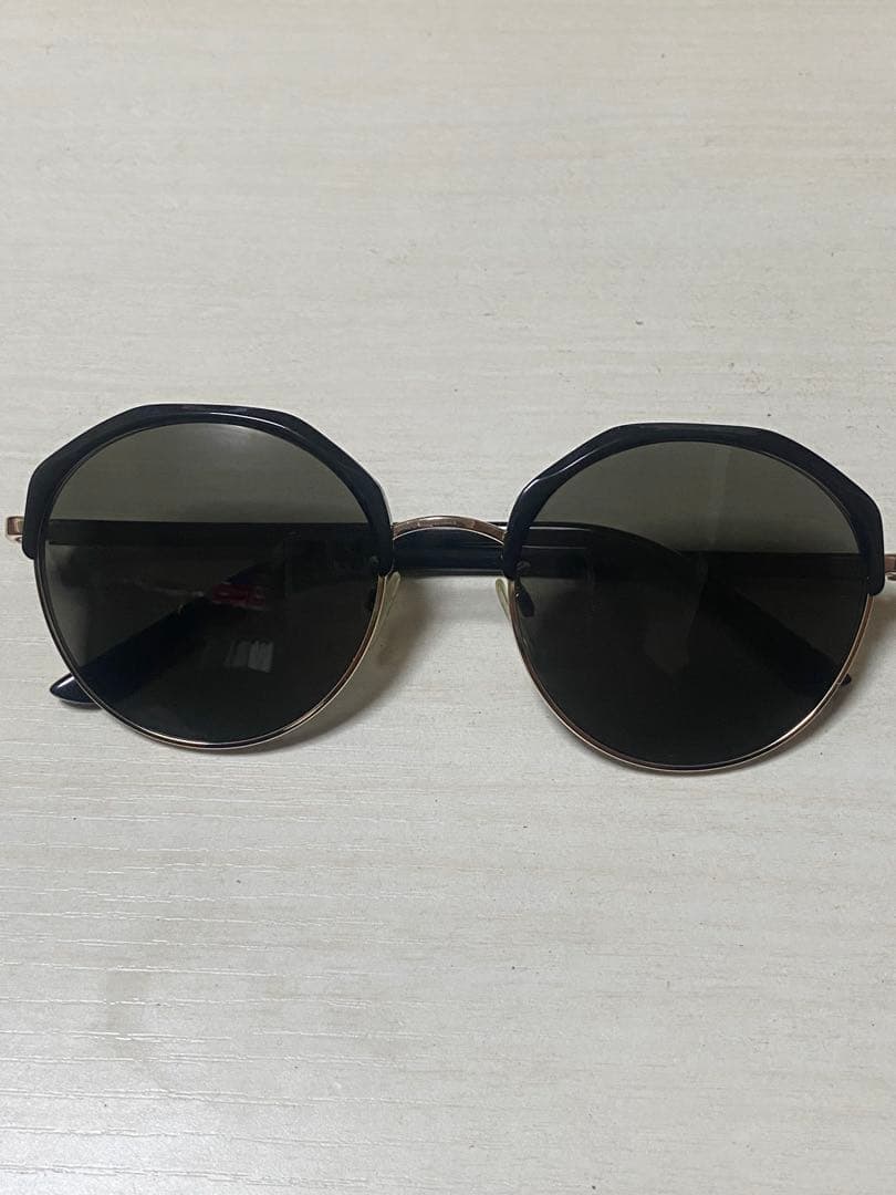 【最終値下げ】美品　BALENCIAGA ロゴ入りサングラス　ブラック