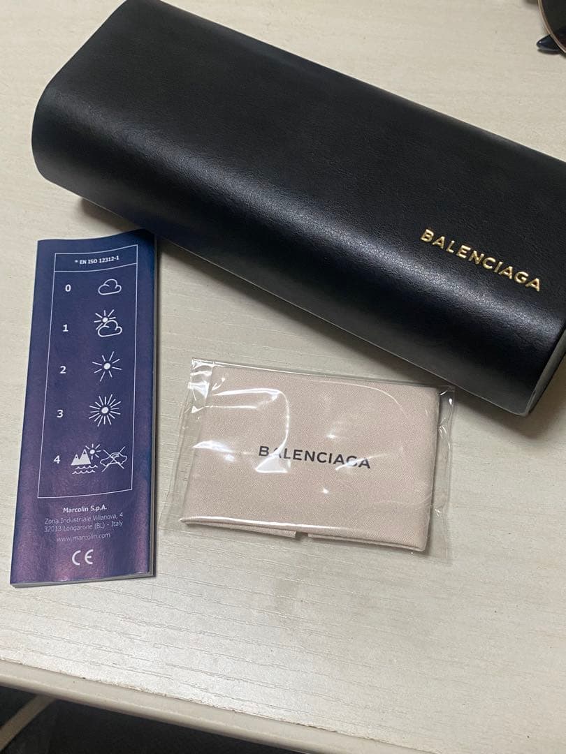 【最終値下げ】美品　BALENCIAGA ロゴ入りサングラス　ブラック