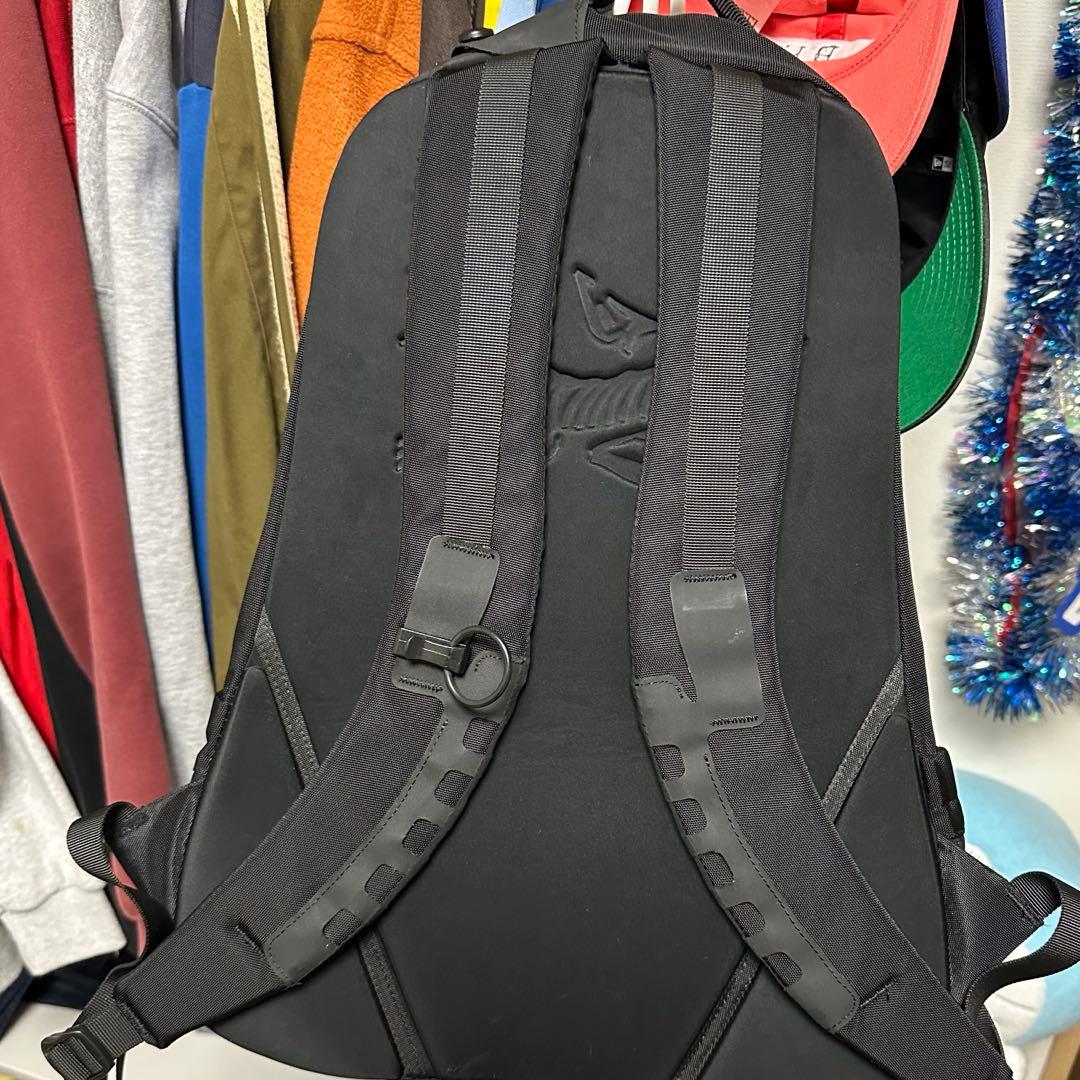 Arc'teryx ブラック リュック　銀刺繍