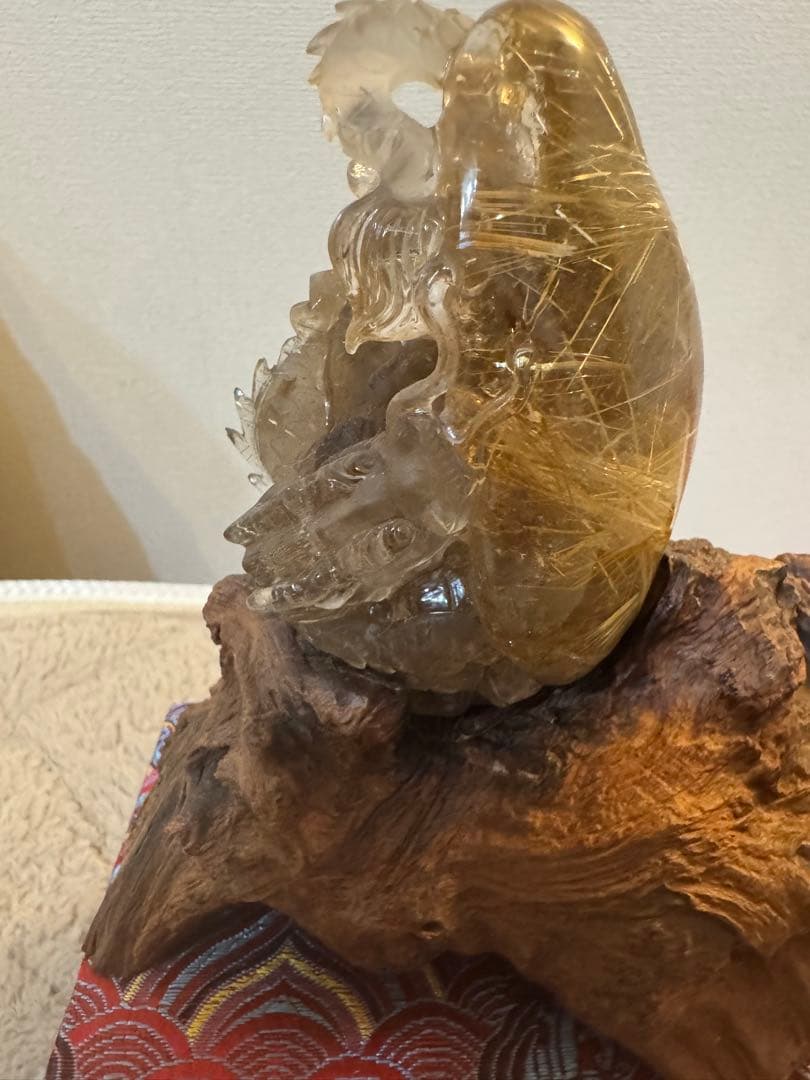 貴重　ルチルクォーツ龍の彫り物（台座付き）