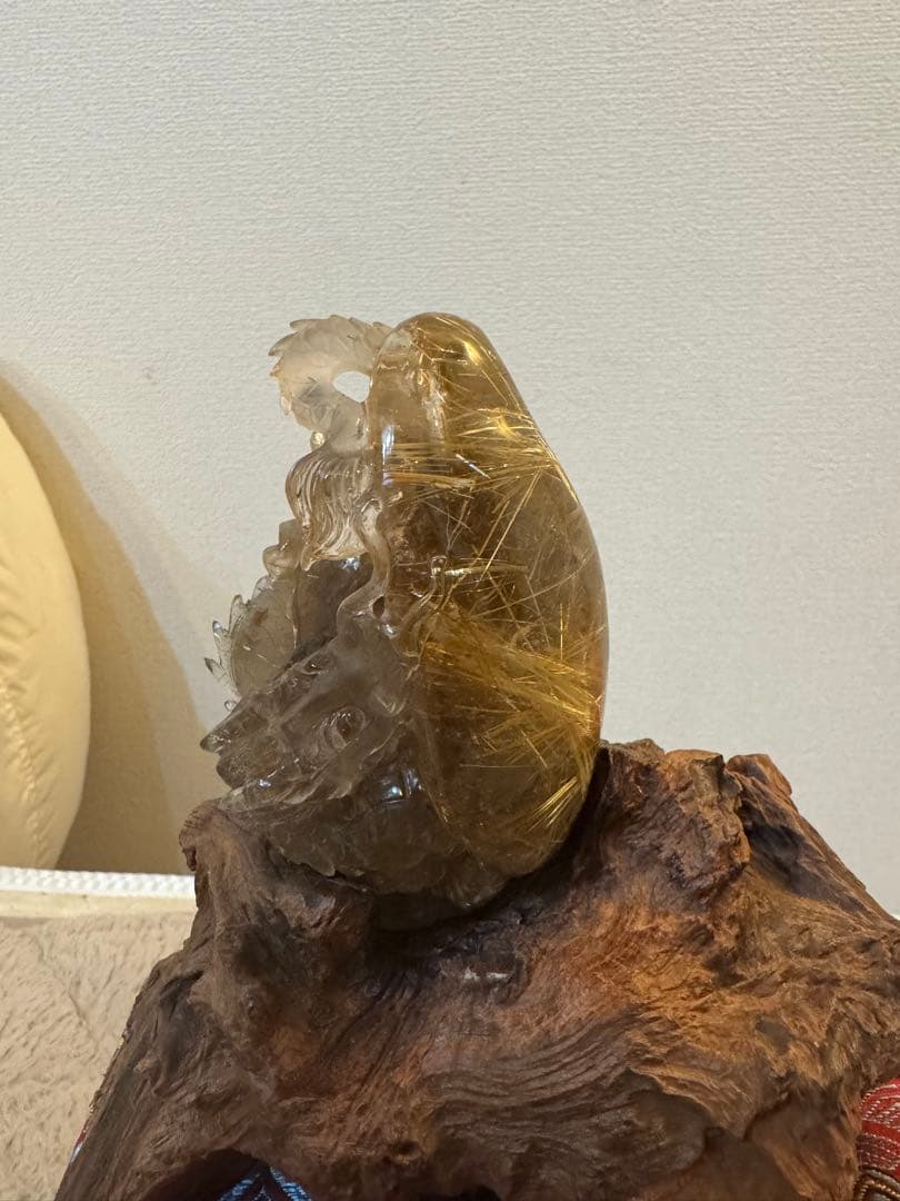 貴重　ルチルクォーツ龍の彫り物（台座付き）