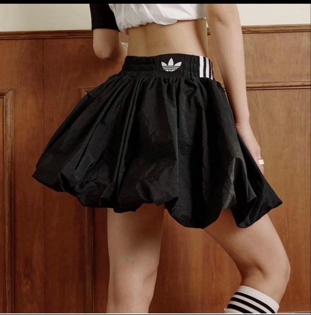 adidas ミニバルーンフレアスカート