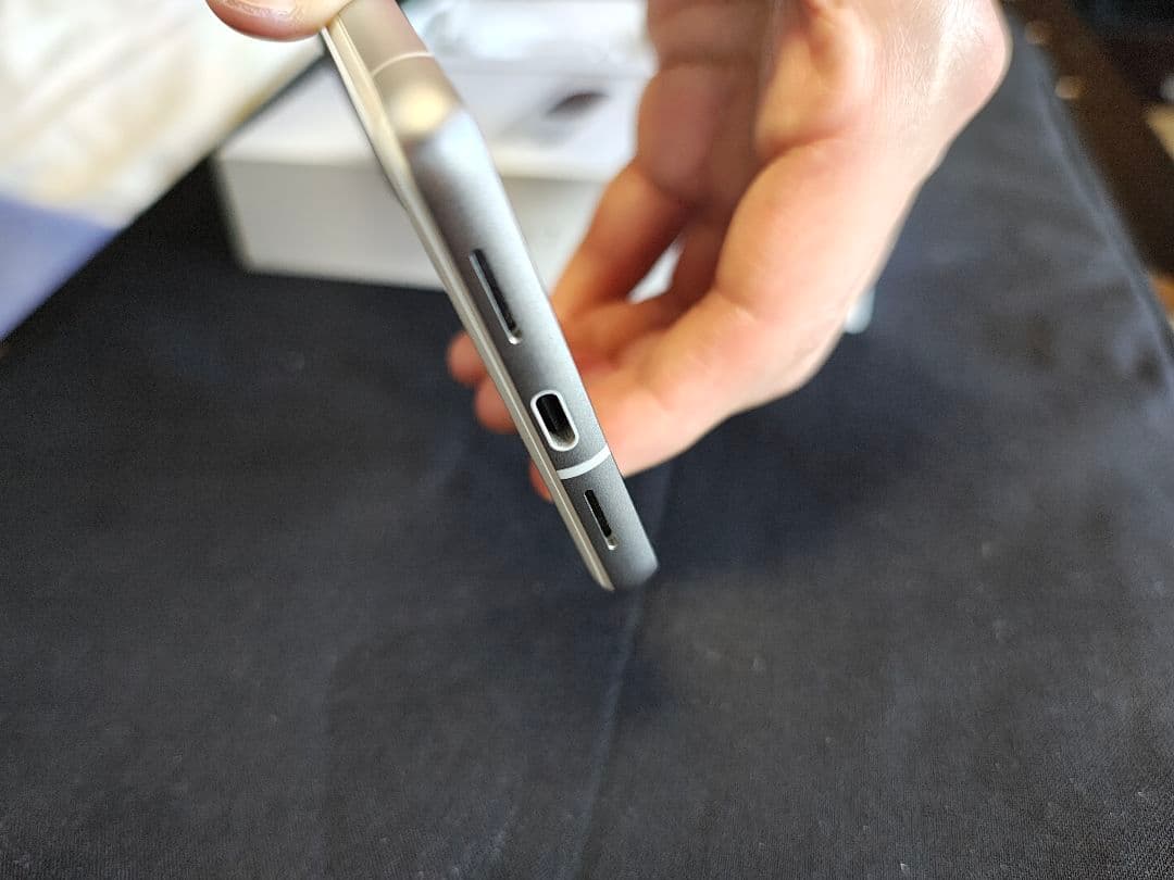 Pixel7　白　ホワイト 128ＧＢ　中古の美品　おまけのケース3個付き