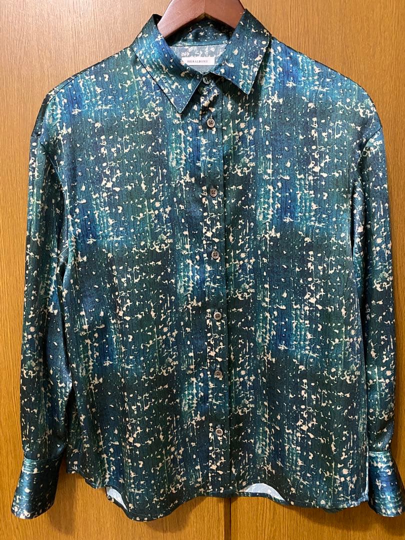 美品HERALBONY ヘラルボニーサテンシャツブラウス「こもれび」