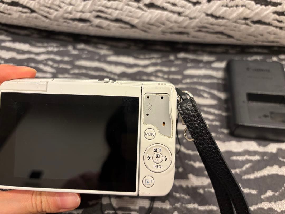 Canon M10 ミラーレス一眼 ホワイト 本体 バッテリー付き