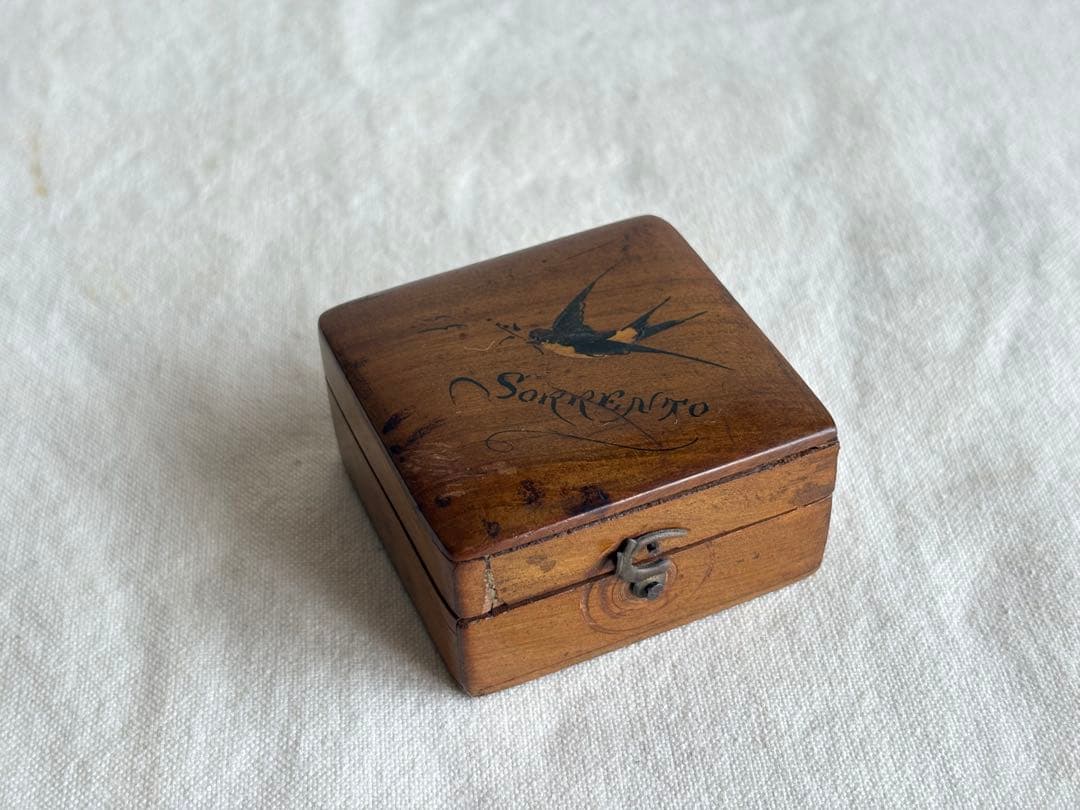 アンティーク　ツバメのモシュリンヌ