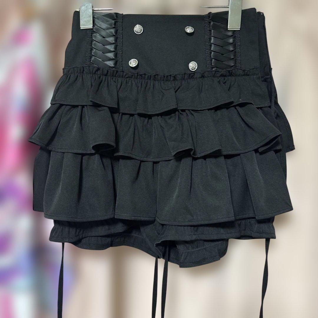 アミリージュ　ハイウエストエンブレムボタン付きフリルパンツ