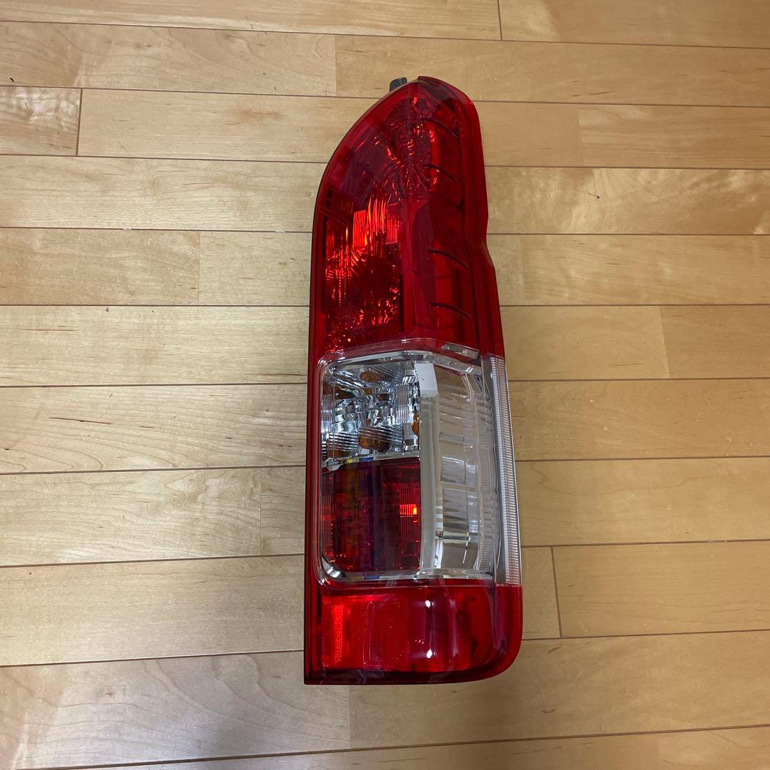 ハイエース　右テールランプ　リヤフォグ付き