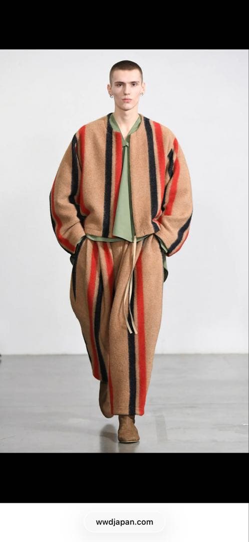 ノーカラージャケット ベージュ 赤 黒 ストライプ