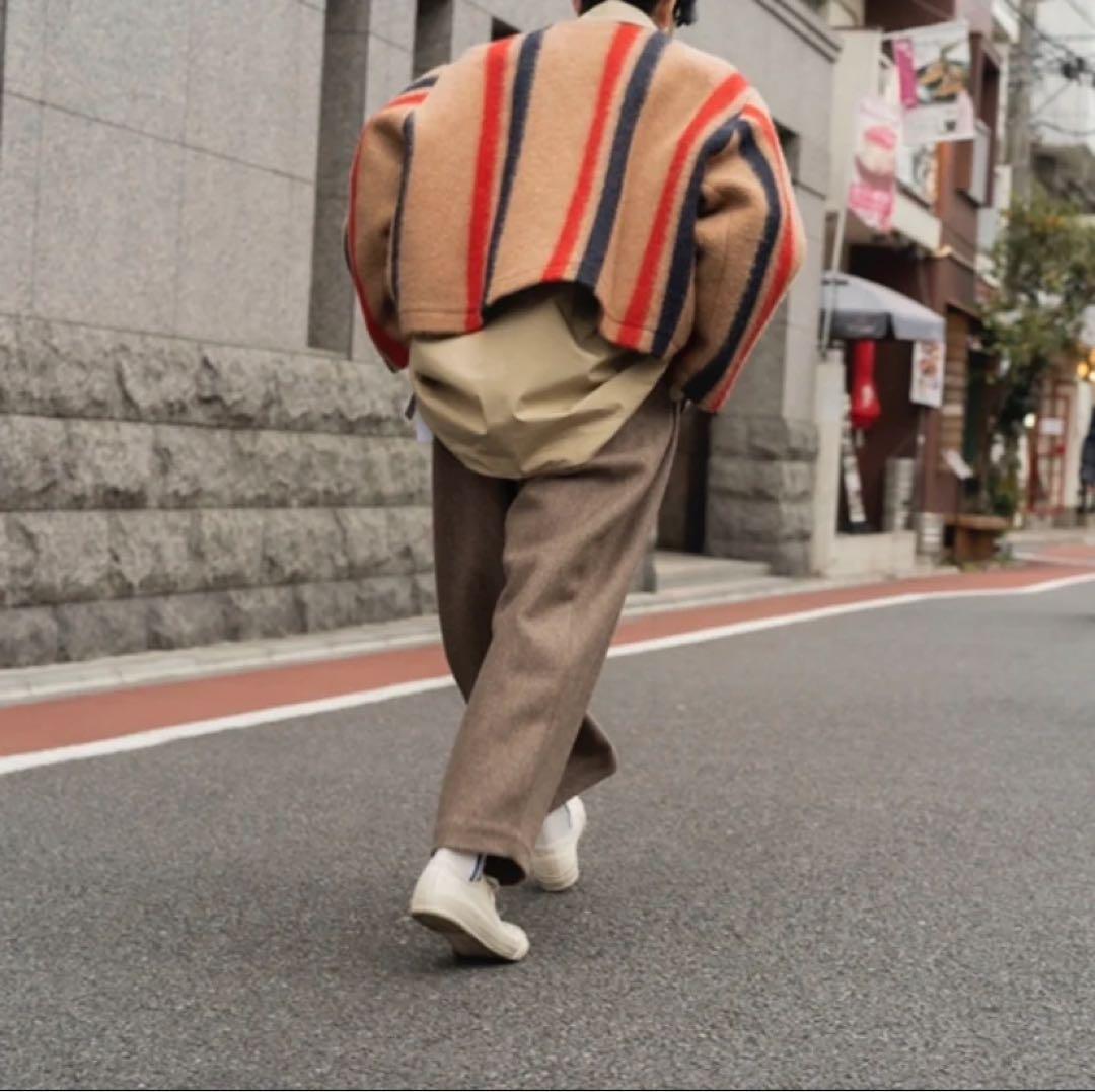 ノーカラージャケット ベージュ 赤 黒 ストライプ