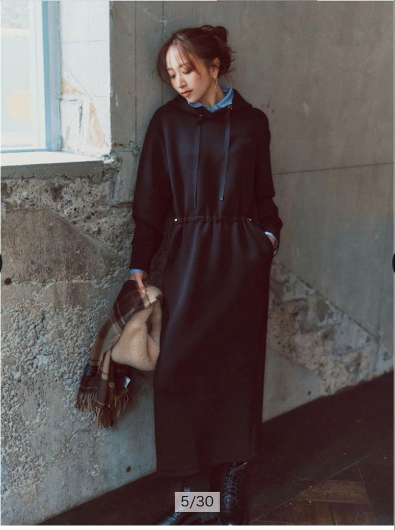 ジャスグリッティー　サイドドロストパーカーワンピース　黒　2