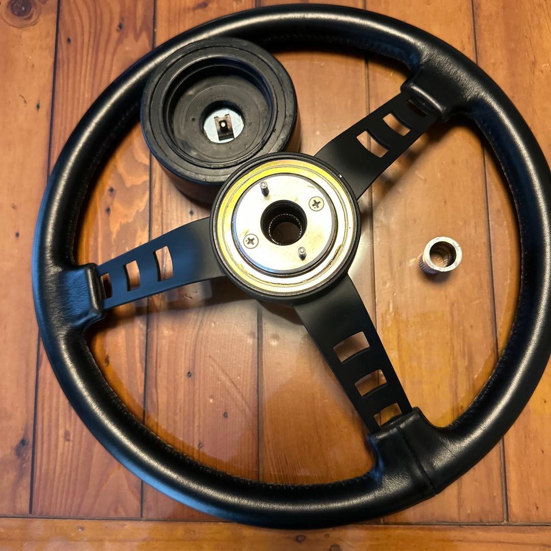 DATSUNコンぺタイプハンドルサニトラ専用ボス付き。