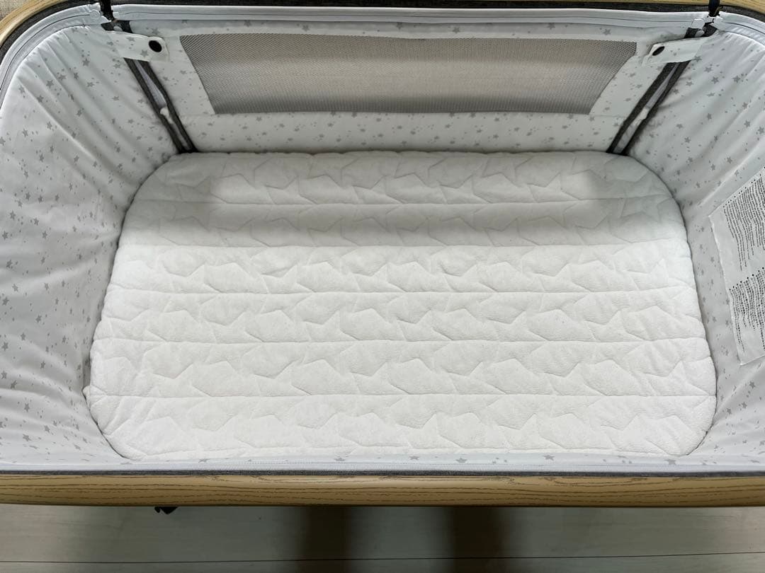 美品 可動式 折り畳みベビーベッド