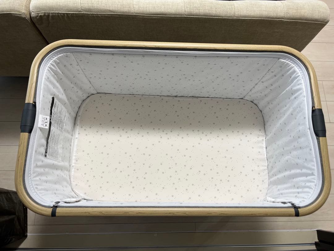 美品 可動式 折り畳みベビーベッド