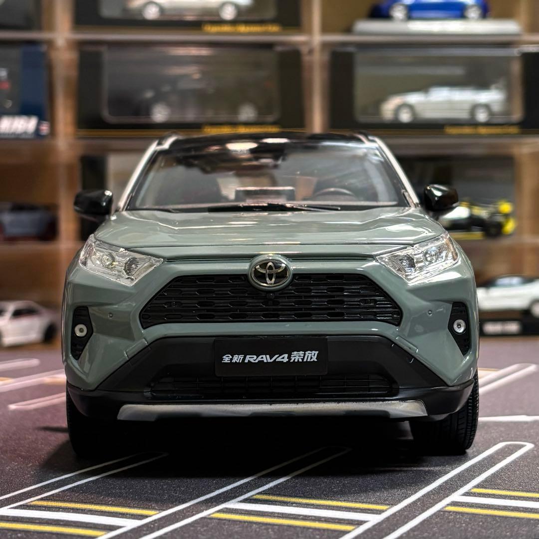 1/18 トヨタRAV4アッシュグレーメタリック×アーバンカーキ フル開閉モデル