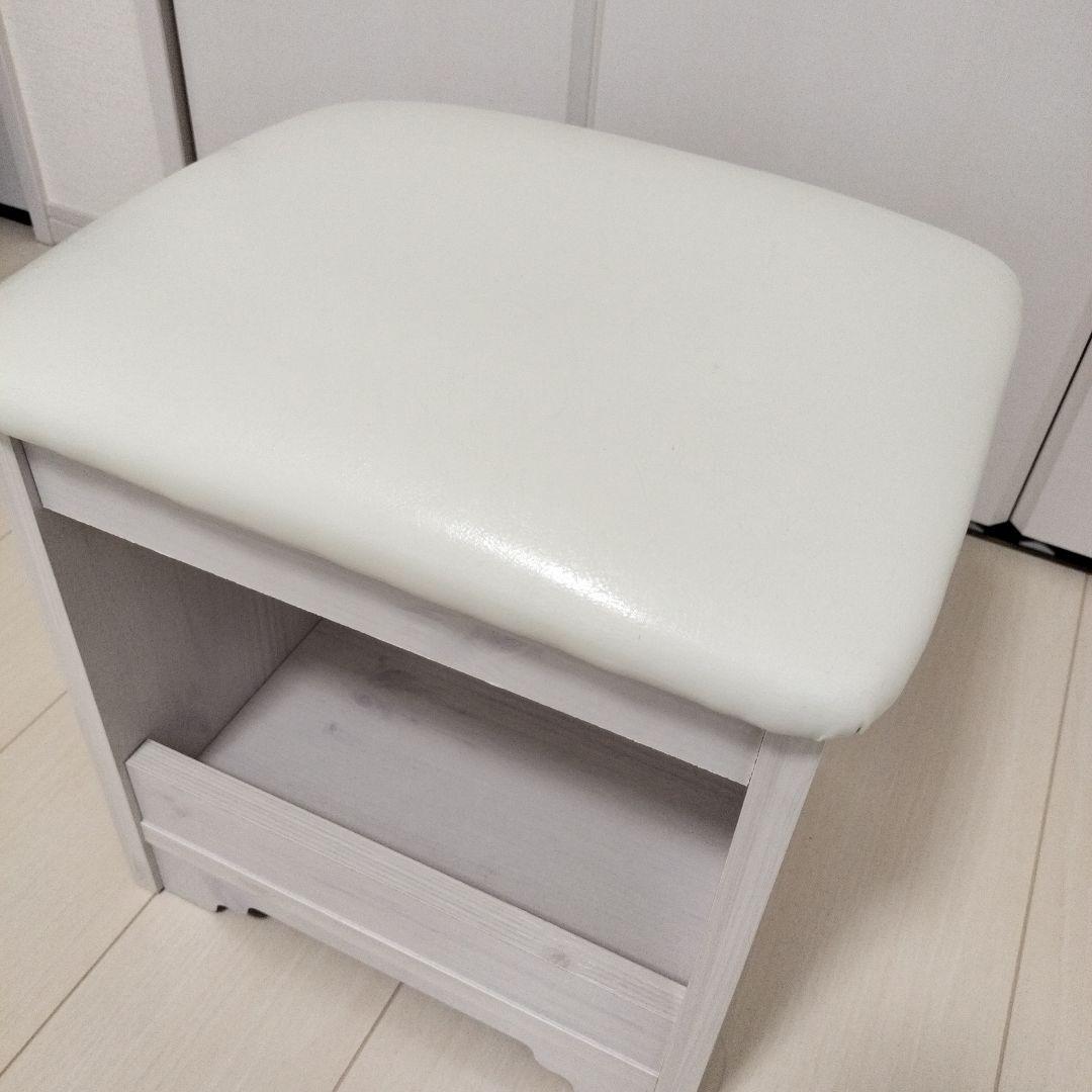 ドレッサーデスク　スツール付き
