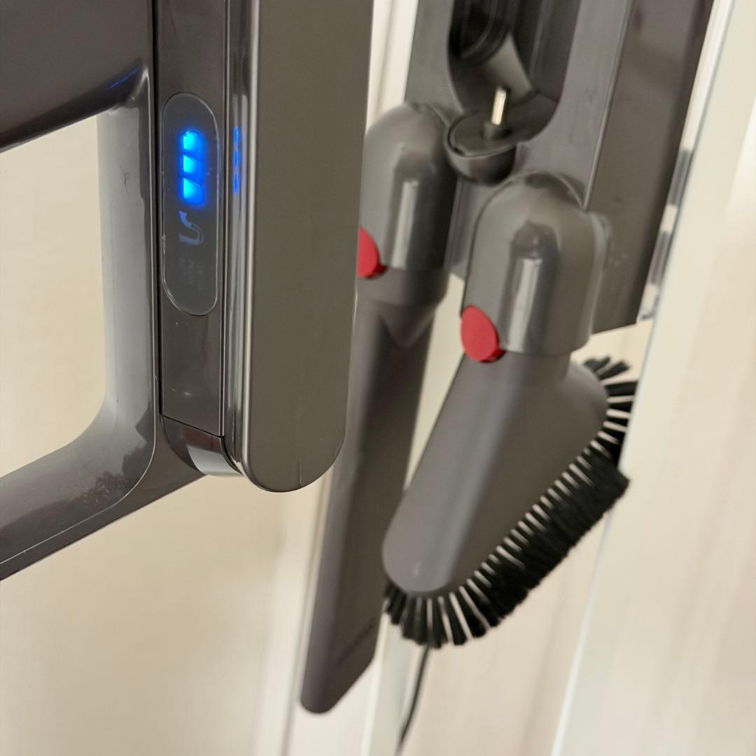 Dyson V10 コードレス掃除機充電スタンド、アタッチメント付き