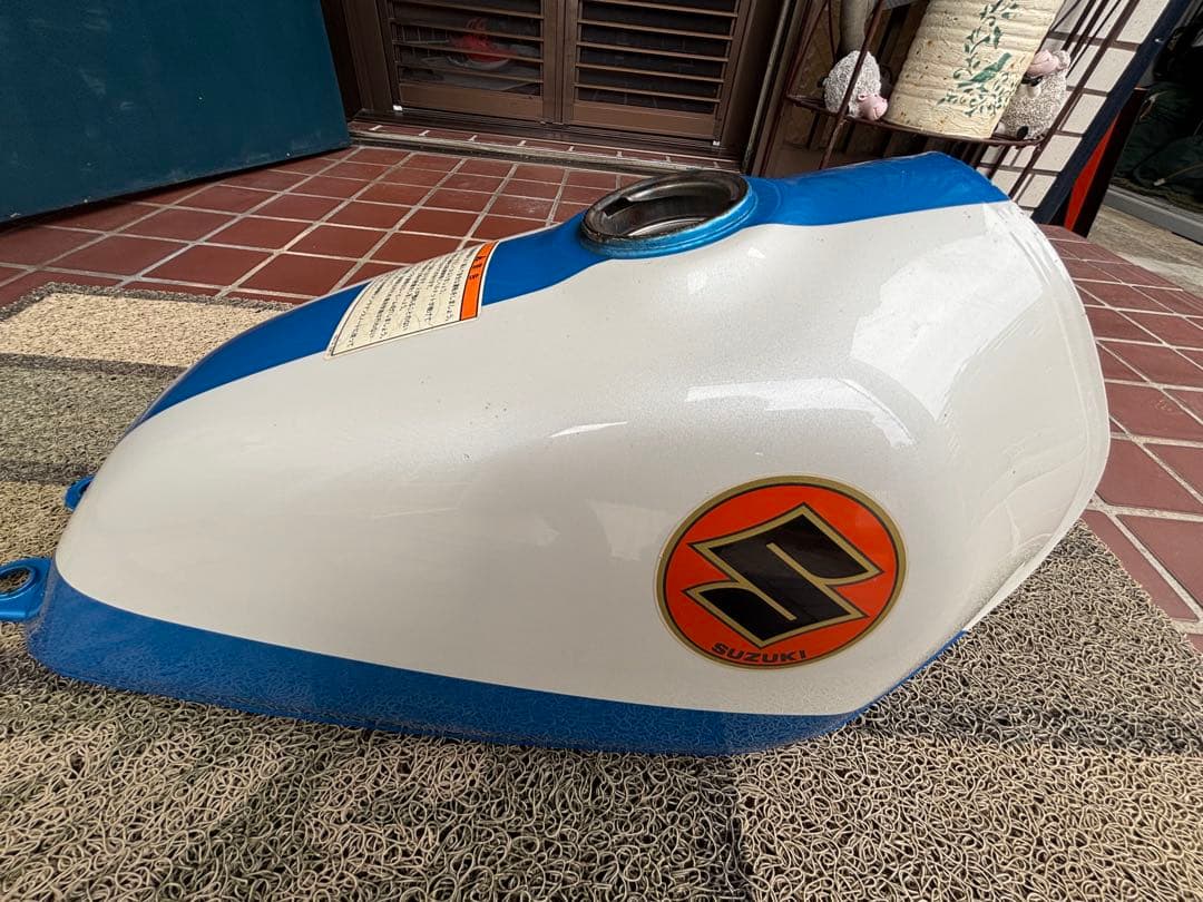 スズキ グラストラッカー　タンク ホワイト/ブルー