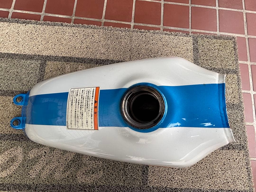 スズキ グラストラッカー　タンク ホワイト/ブルー