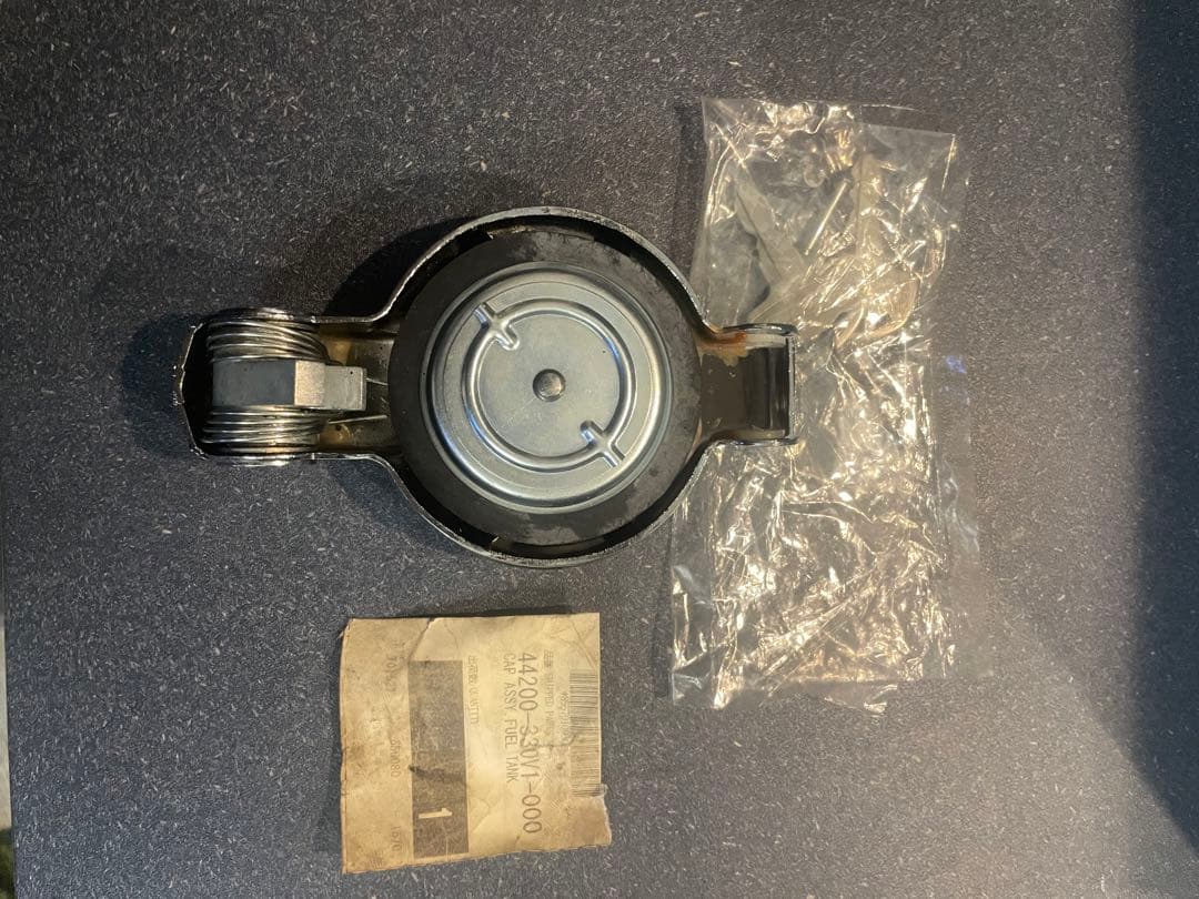 スズキGT380 タンクキャップ　純正新品