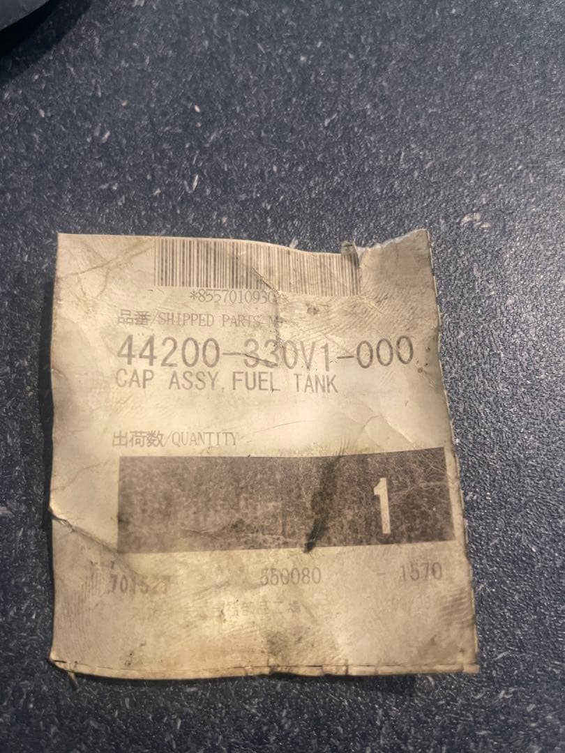 スズキGT380 タンクキャップ　純正新品