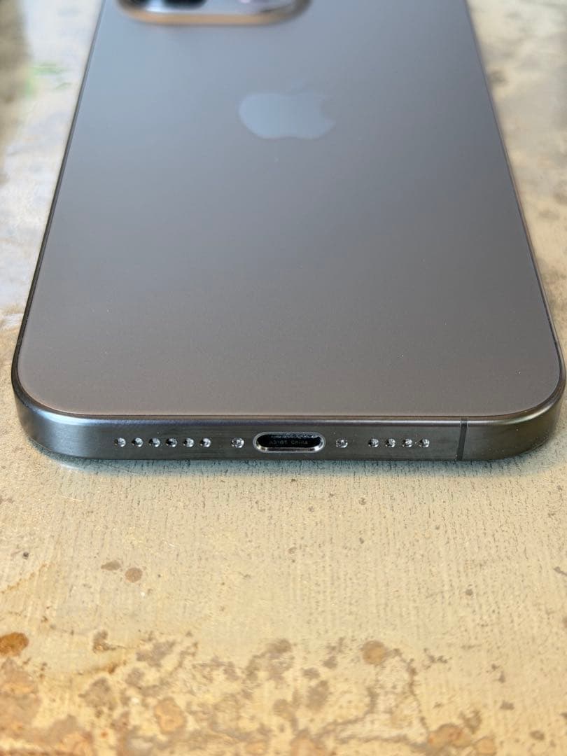 iPhone 15 Pro Max ブラックチタニウム 256GB SIMフリー