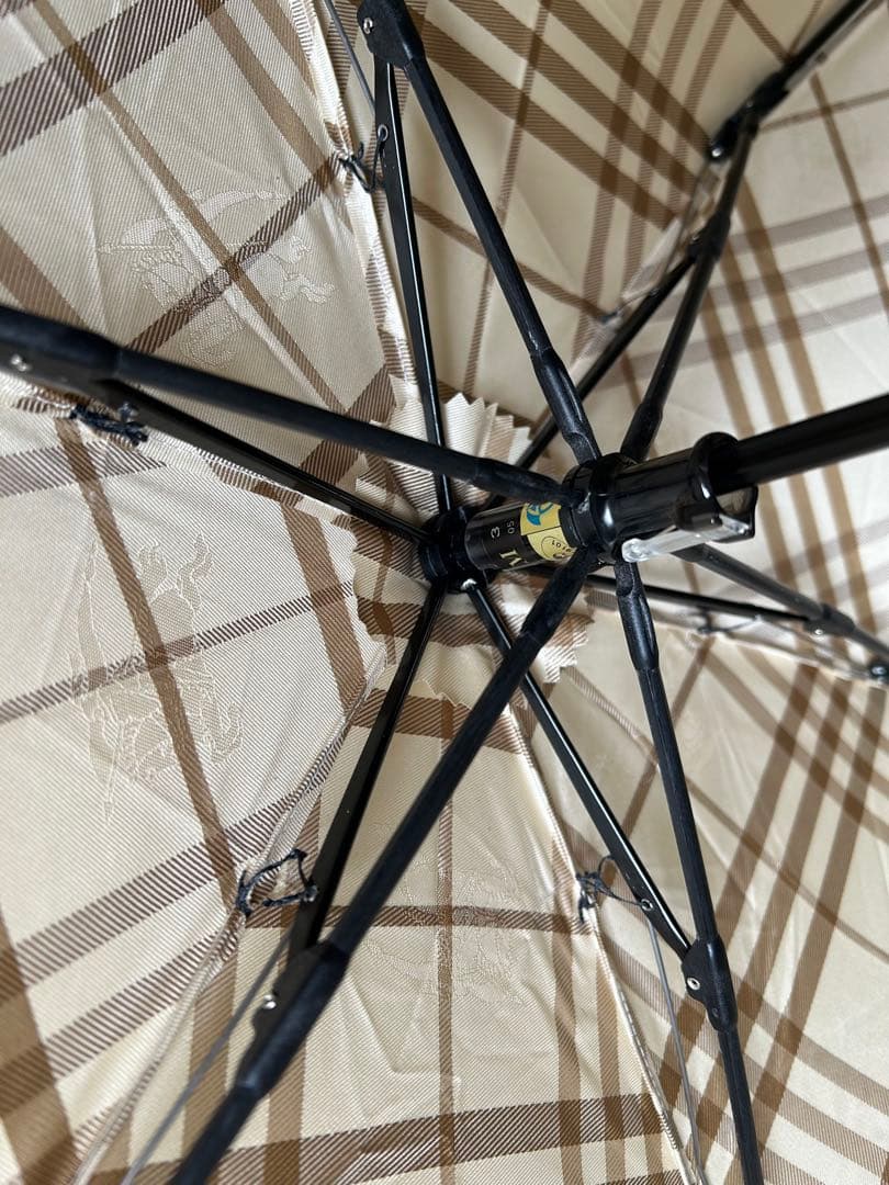 BURBERRY 美品折りたたみ傘 ベージュチェック柄透かしマーク カーボン骨