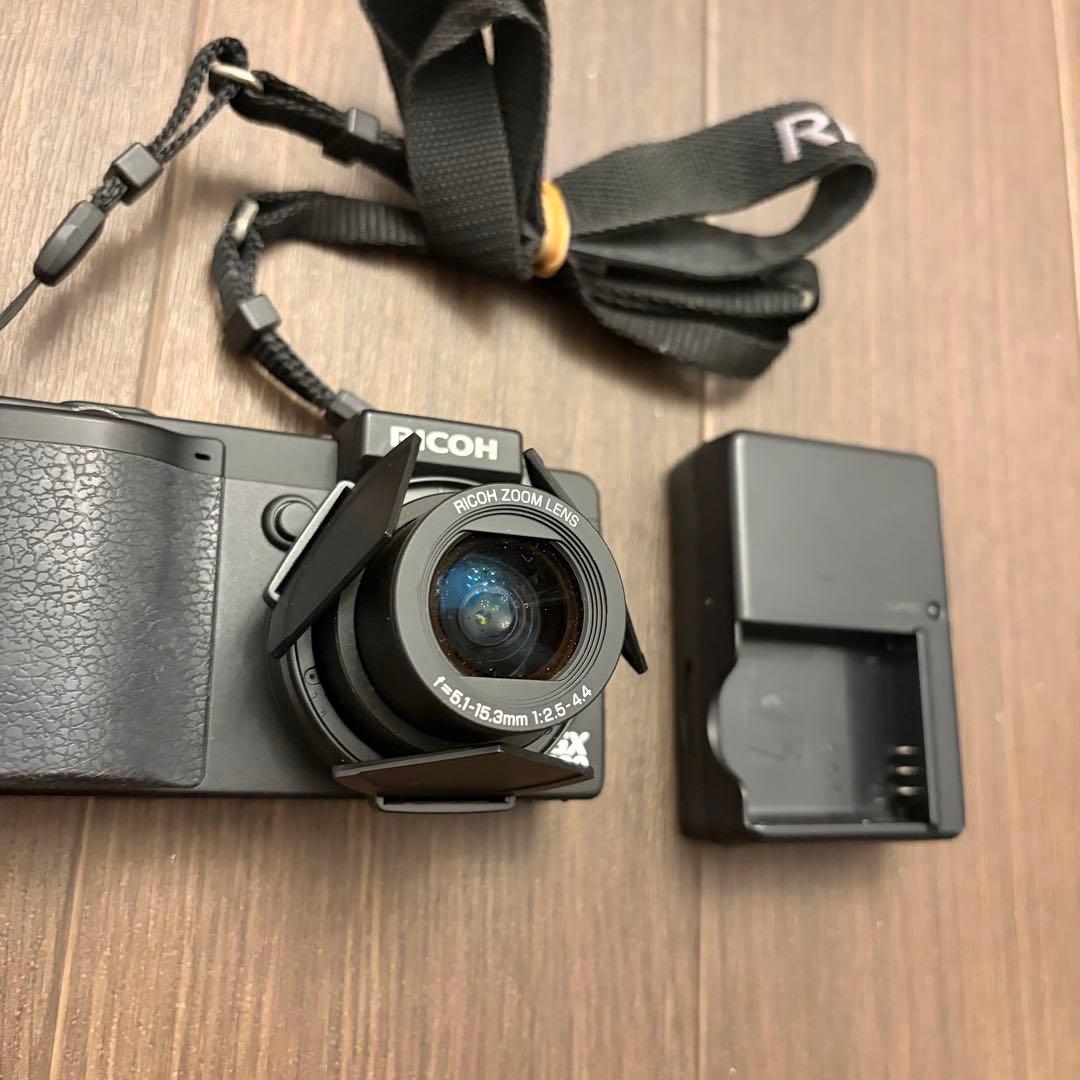 美品　コンパクトデジタルカメラ RICOH リコー GX200