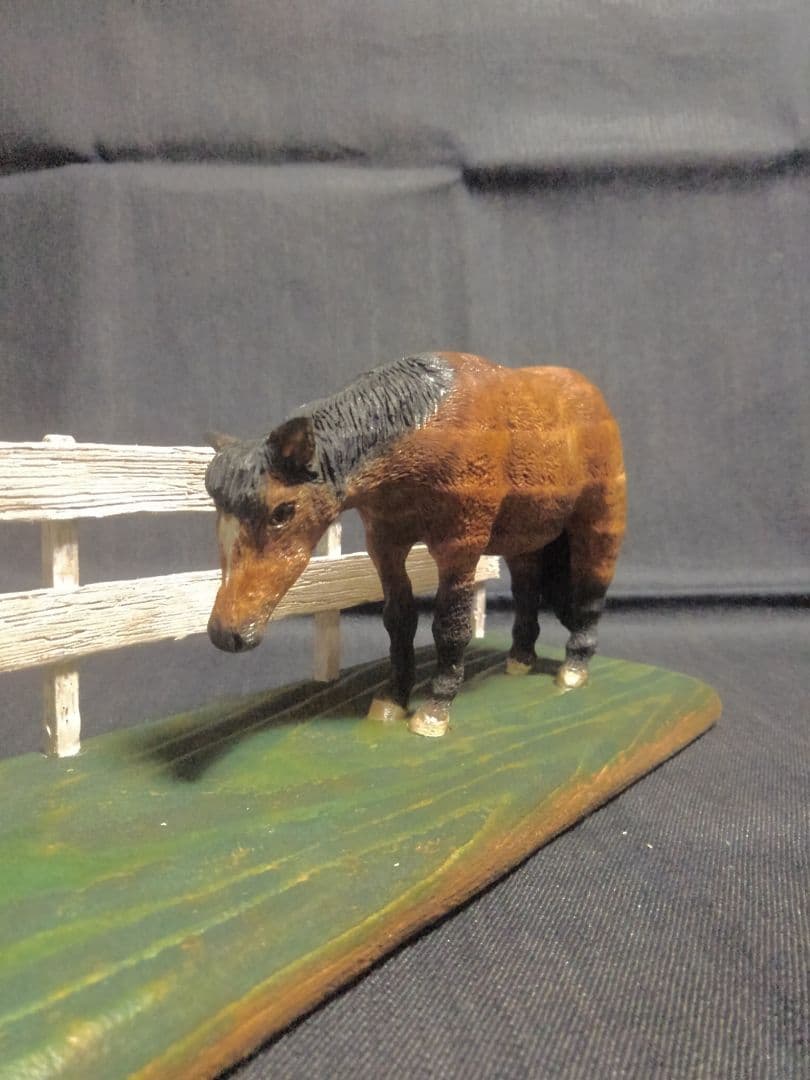 木彫りのコーギー2匹と馬