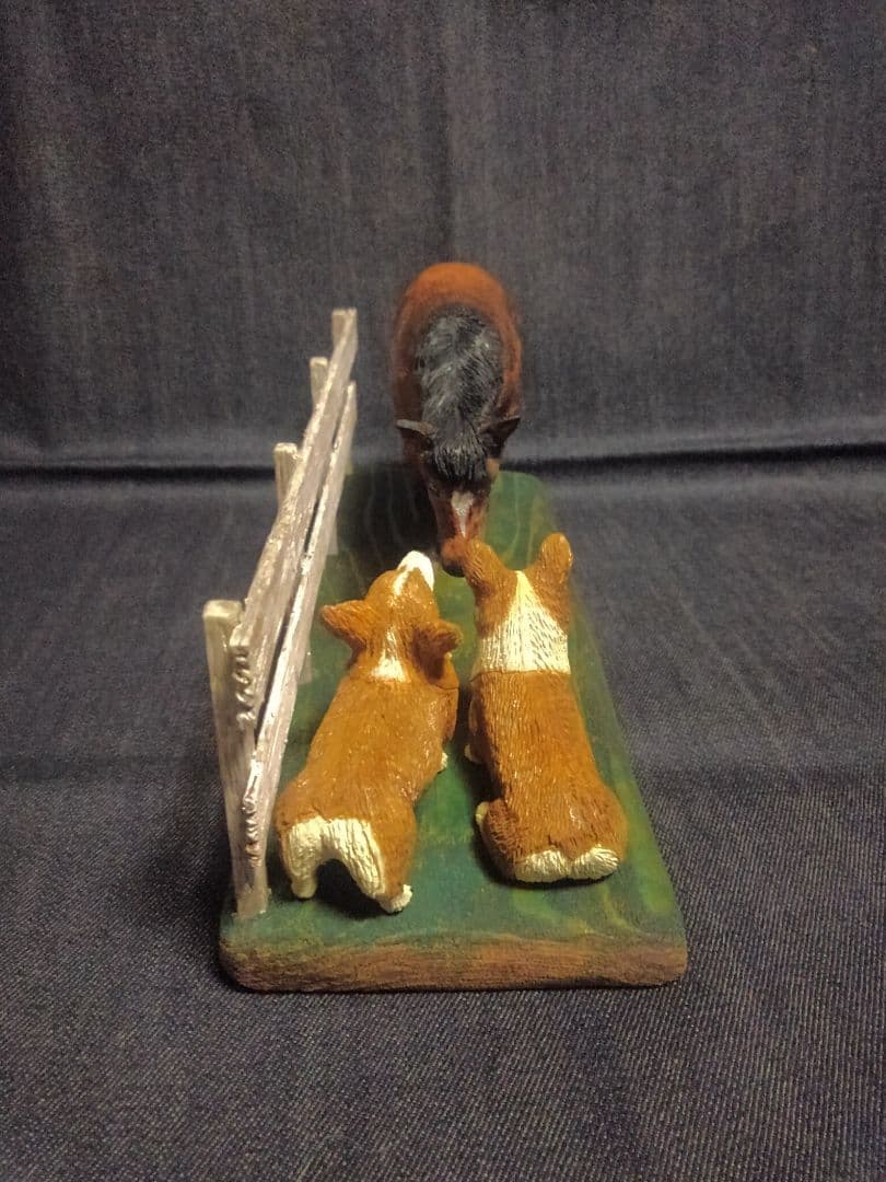 木彫りのコーギー2匹と馬