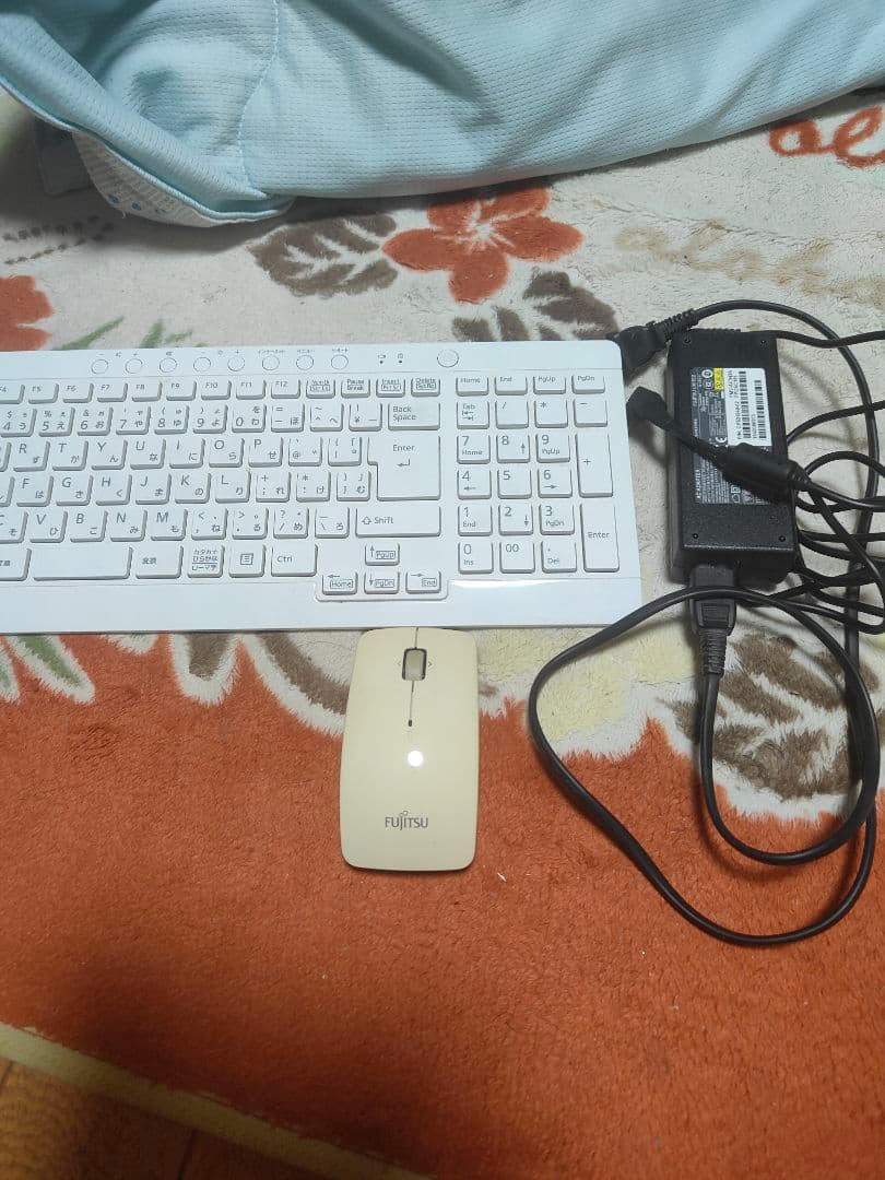 ESPRIMO FH52/T ホワイト デスクトップPC