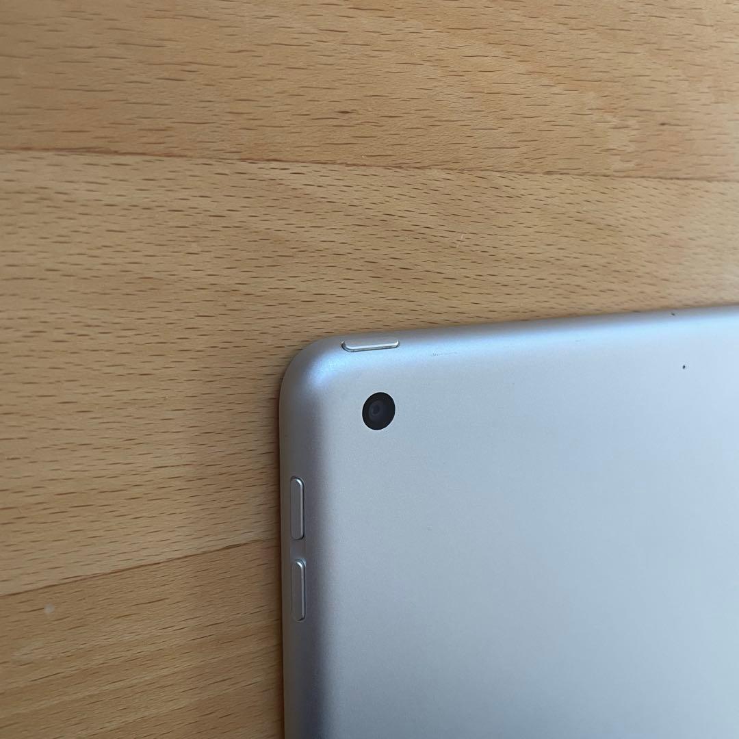 【極美品】Apple iPad 第8世代 シルバー　バッテリー良好