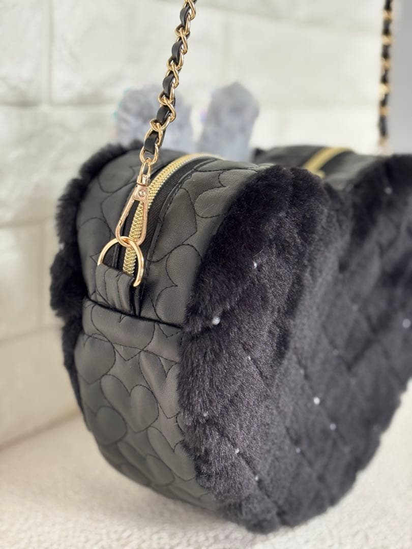 m*e様 コヤンイサムチョン　ハンドメイド　ハート型ファーショルダーバッグ　黒