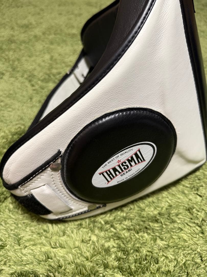 THAISMAI パンチングミット Mサイズ ブラック/ホワイト