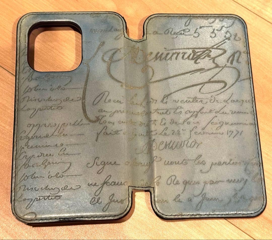 ベルルッティ カリグラフィ 手帳型 ブルー スマホケース iPhone15Pro