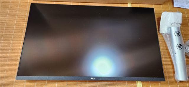 LG_4K_31.5インチ_モニタ_スピーカ付_32UN500-W_00904