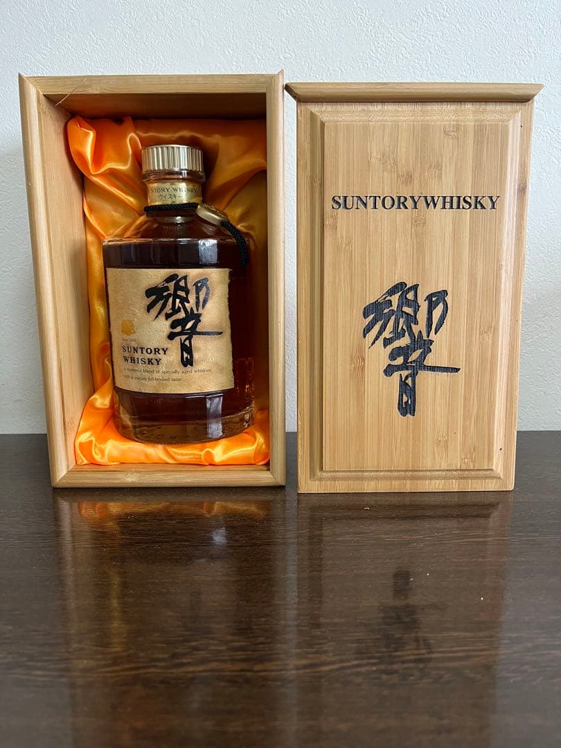 サントリー　響　ウイスキー　金ラベル　金キャップ　750ml