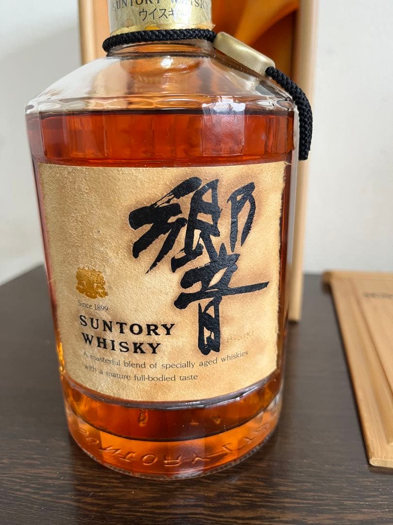 サントリー　響　ウイスキー　金ラベル　金キャップ　750ml