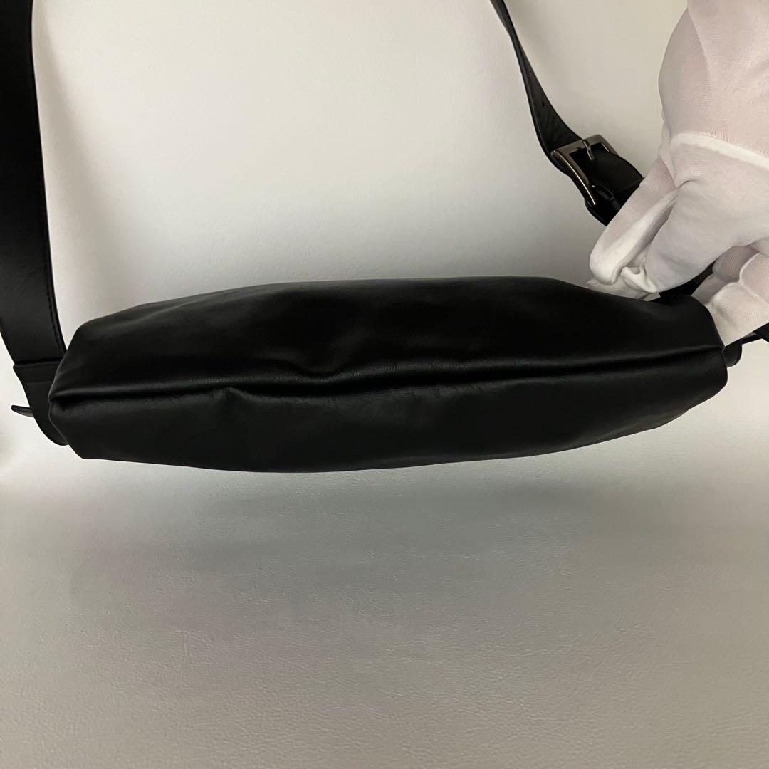 ✨極美品✨ KAWAKAWA ハトメボディバッグ Mサイズ レザー 黒　ブラック