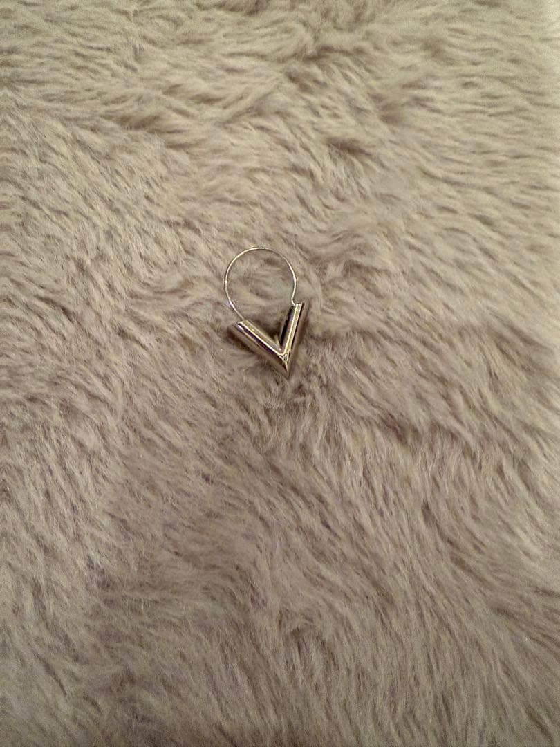 R:ルイヴィトン V字型シルバー色ピアス(片耳)