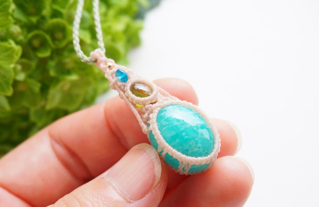 《萌え出づ》高品質アマゾナイト　ペリドット　ブルーアパタイト　マクラメネックレス