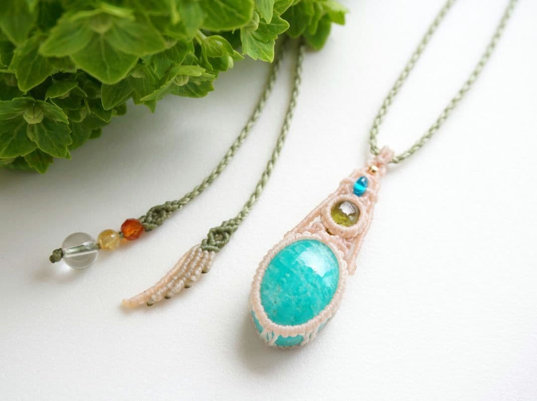 《萌え出づ》高品質アマゾナイト　ペリドット　ブルーアパタイト　マクラメネックレス