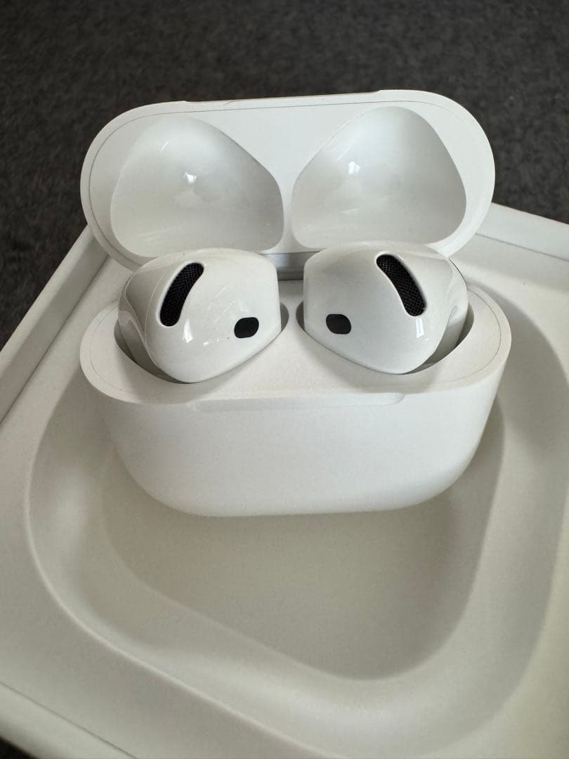 美品　AirPods 4 本体 充電ケース付き　保証1年　ANCなし