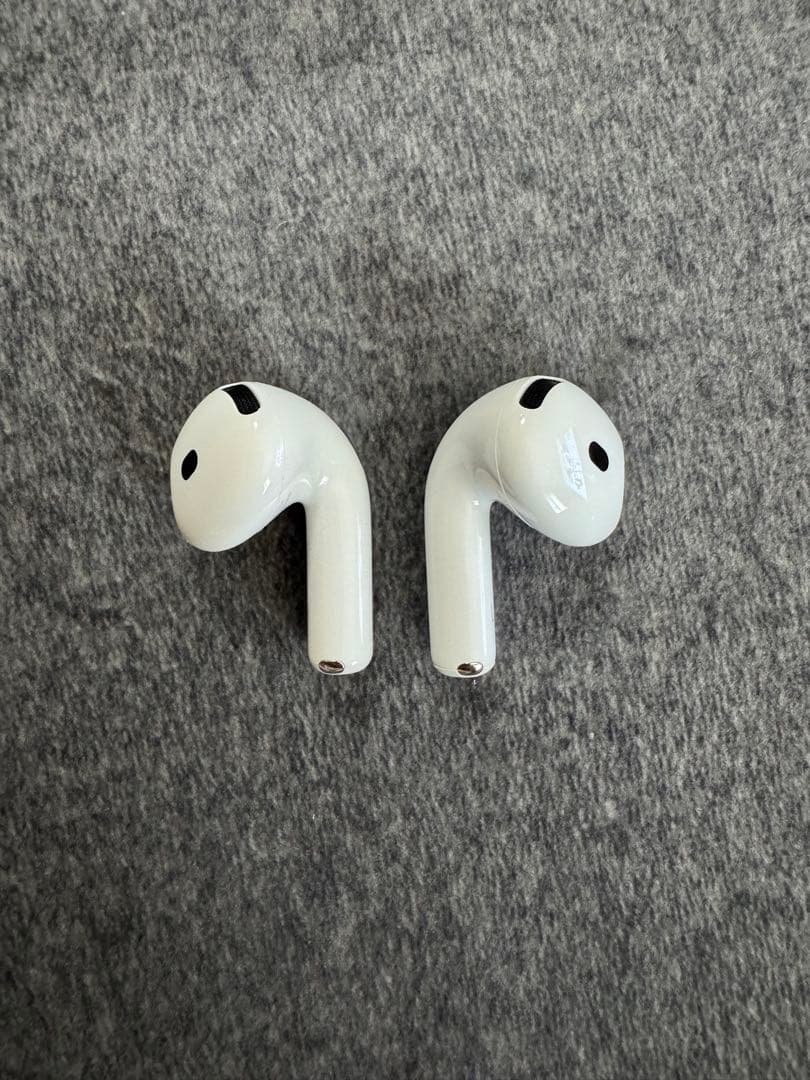 美品　AirPods 4 本体 充電ケース付き　保証1年　ANCなし