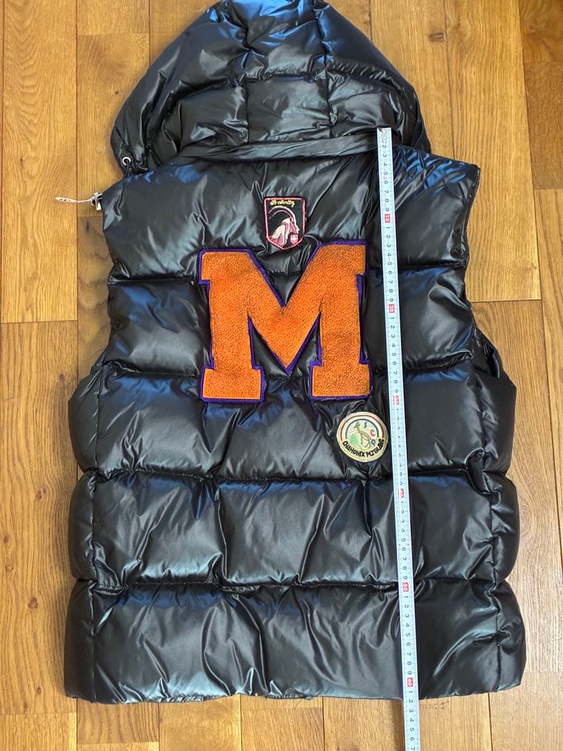 (希少)モンクレール ブラックダウンベスト 　　　Mの刺繍付き